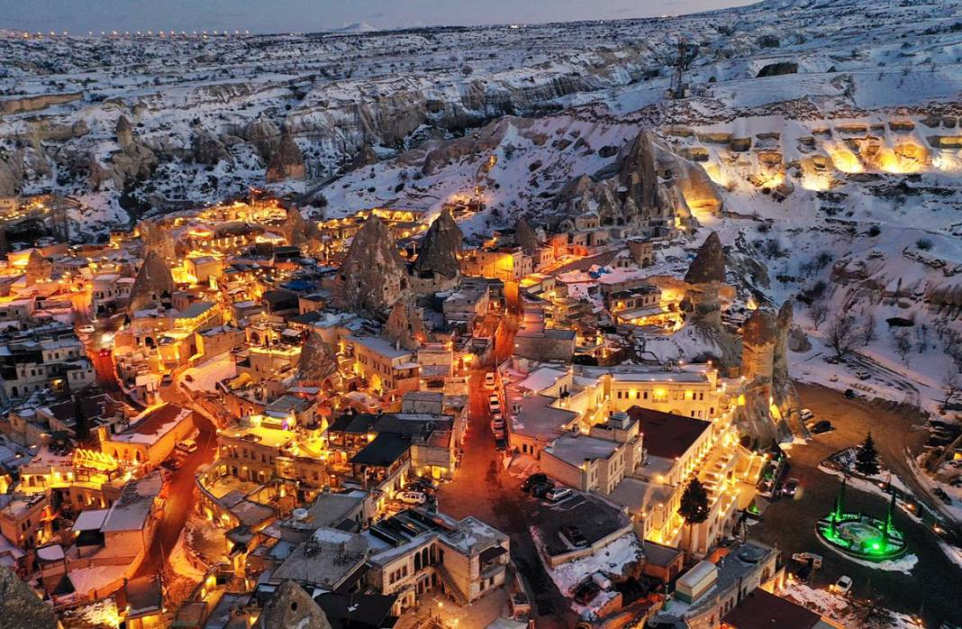 Beyaza bürünen Kapadokya büyüledi! Şehrin ışıkları geceyi aydınlattı 7